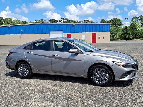 Used 2024 Hyundai Elantra SEL FWD image 2