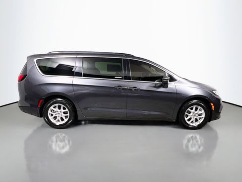 Used 2022 Chrysler Pacifica Touring-L image 3
