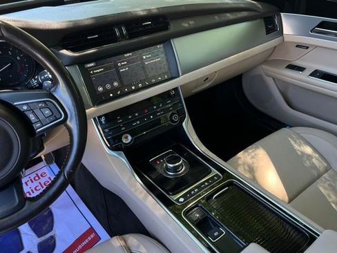 Used 2019 Jaguar XF Premium RWD image 37