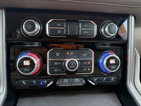 Used 2022 GMC Yukon XL Denali w/ Advanced Technology Package AWD/4WD image 17