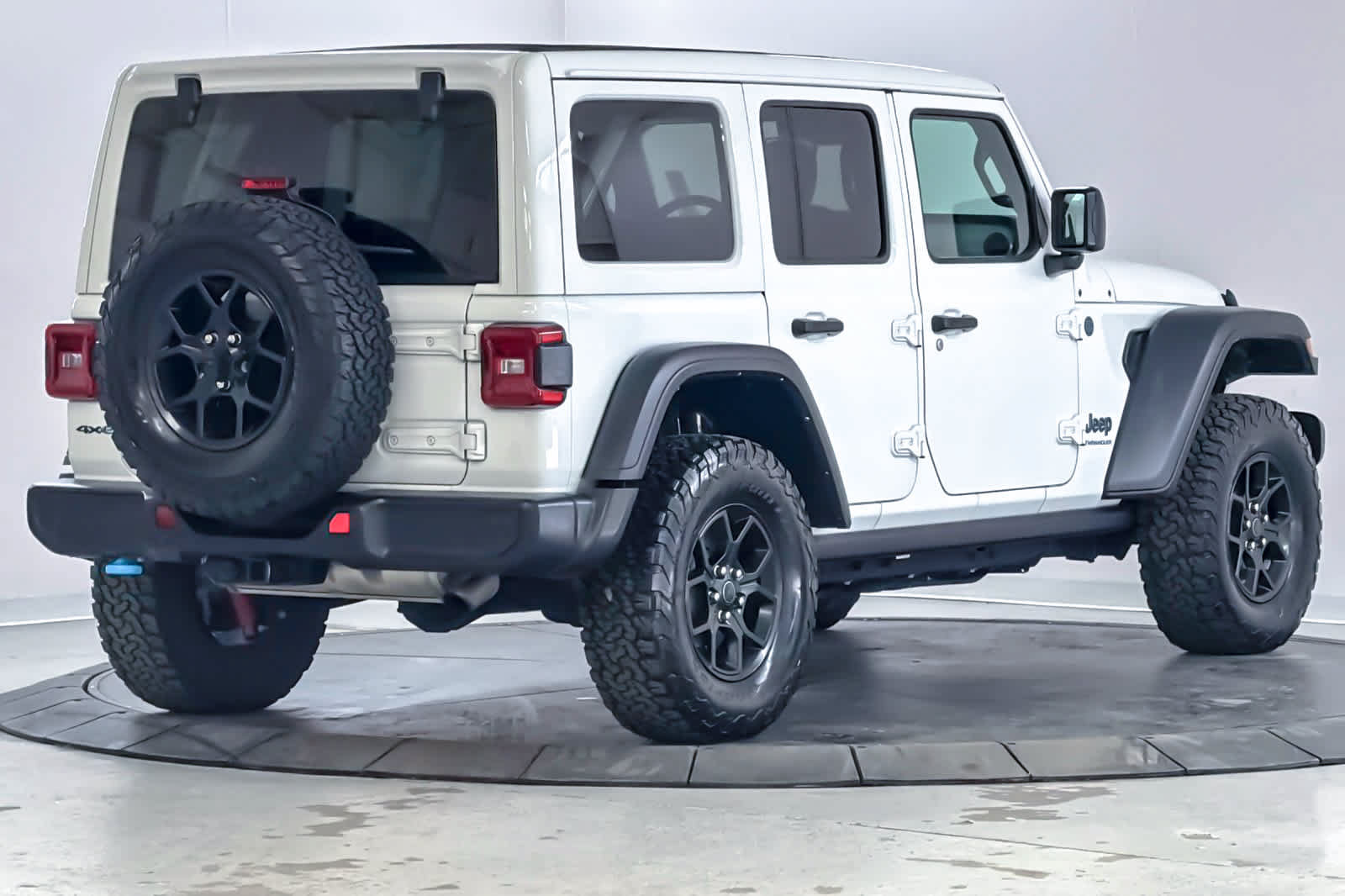 Used 2024 Jeep Wrangler Unlimited AWD/4WD image 2