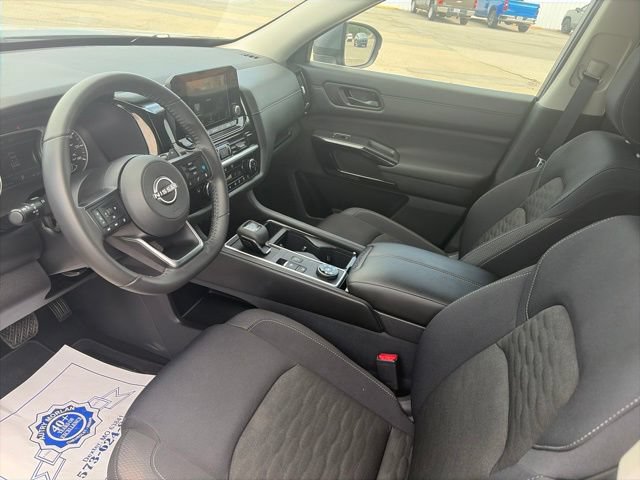 Used 2025 Nissan Pathfinder SV w/ SV Premium Package AWD/4WD image 16