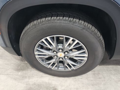 Used 2025 Chevrolet Traverse LT FWD image 11