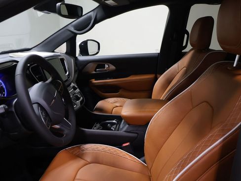 New 2026 Chrysler Pacifica Pinnacle w/ Trailer Tow Group image 8