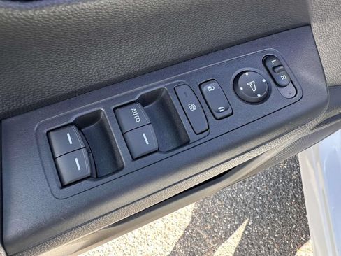 Used 2025 Honda CR-V LX image 9