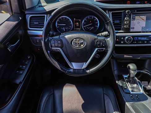 Used 2018 Toyota Highlander XLE AWD/4WD image 16