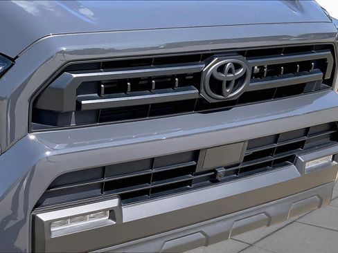 Used 2025 Toyota 4Runner SR5 AWD/4WD image 31