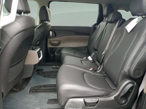 New 2026 Kia Carnival EX FWD image 23