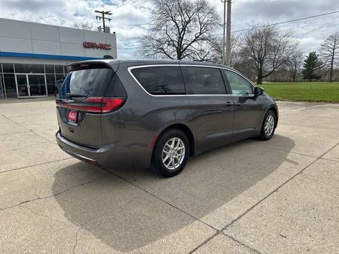 Used 2023 Chrysler Pacifica Touring-L FWD image 3