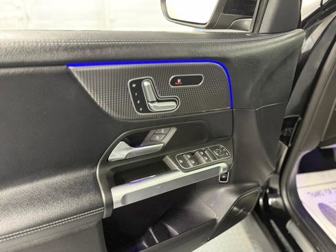 Used 2021 Mercedes-Benz GLB 250 4MATIC image 32