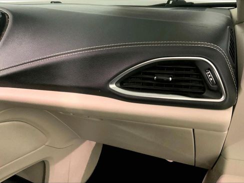 Used 2023 Chrysler Pacifica Limited image 16