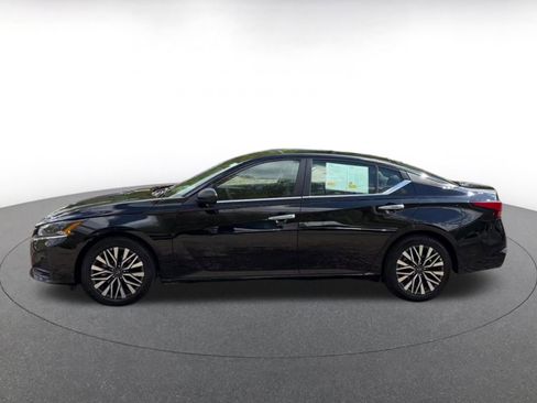 Used 2025 Nissan Altima 2.5 SV FWD image 9