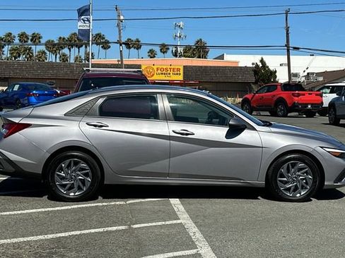 Certified 2025 Hyundai Elantra Hybrid FWD image 3