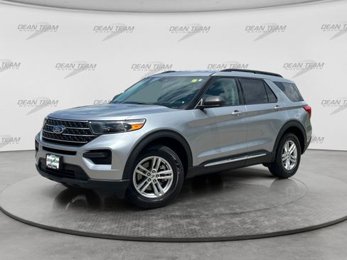 Used 2022 Ford Explorer XLT w/ Class IV Trailer Tow Package AWD/4WD image 3