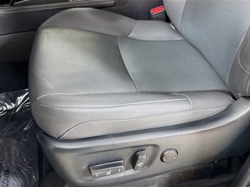 Used 2023 Lexus GX 460 Premium w/ Accessory Package AWD/4WD image 21
