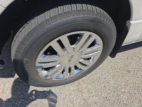 Used 2010 Lincoln Navigator 2WD image 9