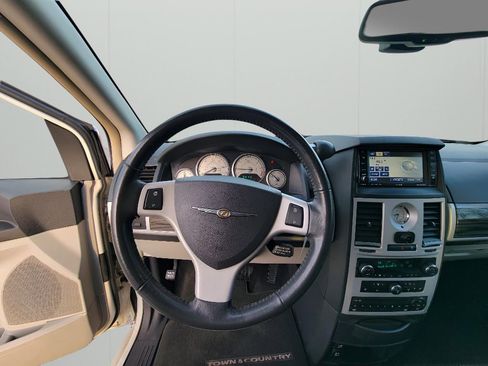 Used 2010 Chrysler Town & Country Touring Plus w/ Premium Group image 13