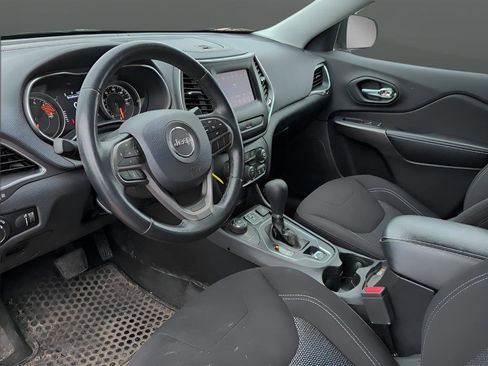 Used 2019 Jeep Cherokee Latitude w/ Cold Weather Group image 10