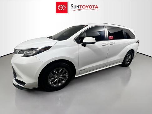 Used 2021 Toyota Sienna LE image 9