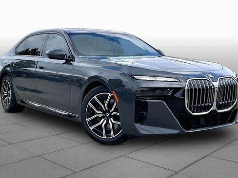 Used 2023 BMW 760i xDrive w/ Executive Package AWD/4WD image 3