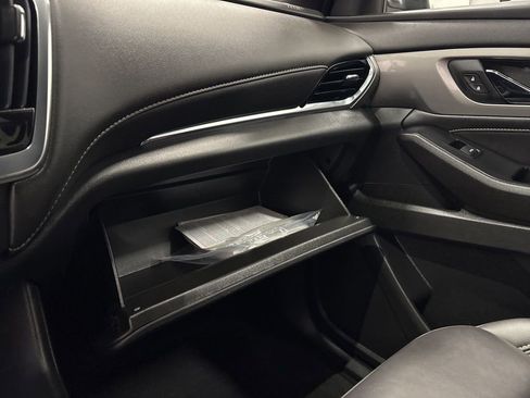 Used 2023 Chevrolet Traverse LT w/ Rear Camera Mirror Package image 25