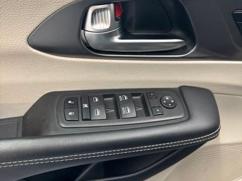 Used 2024 Chrysler Pacifica Touring-L FWD image 7