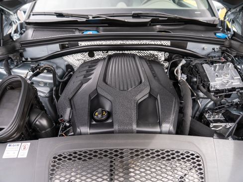 Certified 2024 Porsche Macan AWD/4WD image 28