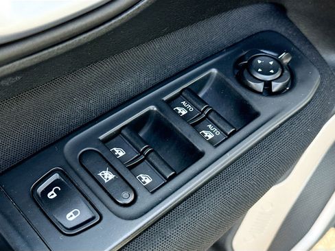 Used 2016 Jeep Renegade Latitude image 8