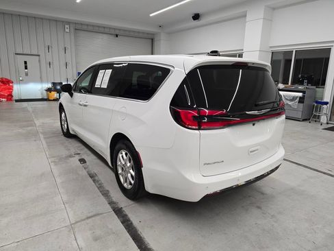 Used 2024 Chrysler Pacifica Touring-L image 4