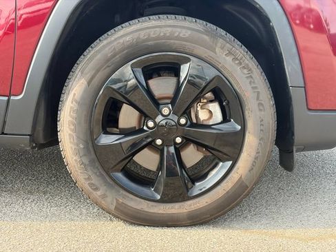 Used 2019 Jeep Cherokee Latitude Plus AWD/4WD image 2