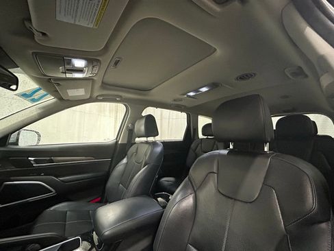 Used 2022 Kia Telluride EX w/ EX Premium Package image 16