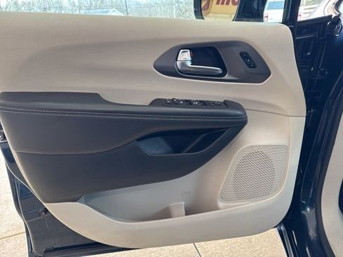 Used 2024 Chrysler Pacifica Touring-L image 14