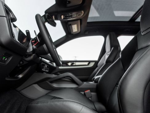 Certified 2025 Porsche Cayenne image 23