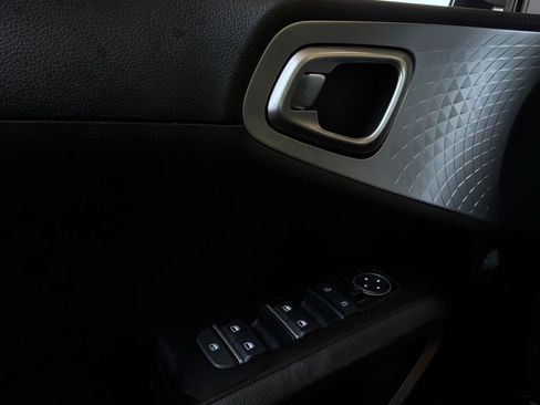 Used 2025 Kia Soul LX w/ LX Technology Package FWD image 19