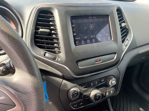 Used 2019 Jeep Cherokee Latitude w/ Popular Appearance Group FWD image 13