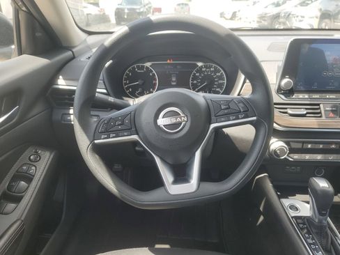 Used 2024 Nissan Altima 2.5 SV FWD image 11