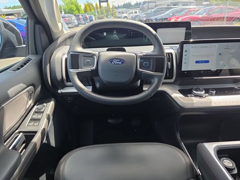 Used 2025 Ford Expedition Active AWD/4WD image 8