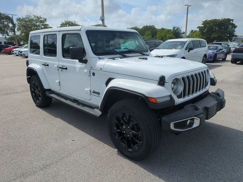 Used 2025 Jeep Wrangler Unlimited Sahara AWD/4WD image 2
