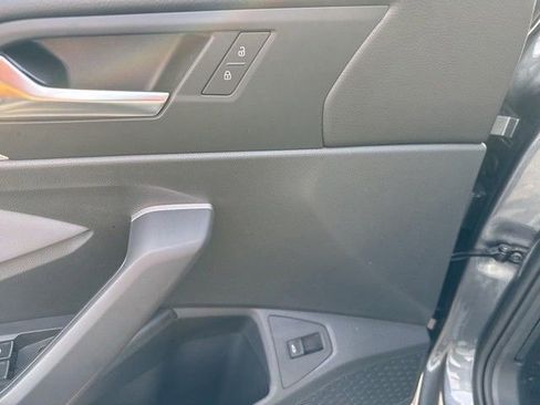Used 2025 Volkswagen Jetta SE FWD image 33