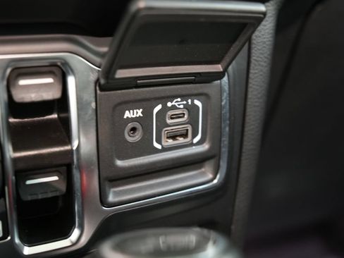 Used 2022 Jeep Wrangler Unlimited Sahara AWD/4WD image 15