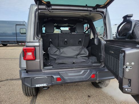 Used 2025 Jeep Wrangler Unlimited Sahara image 21