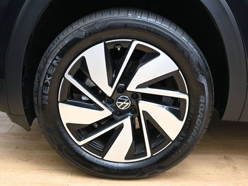 Used 2024 Volkswagen Atlas SEL AWD/4WD image 16