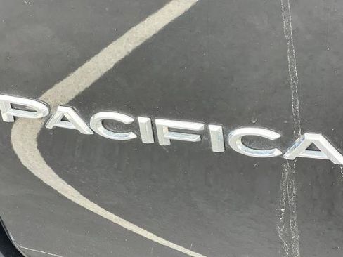 Used 2024 Chrysler Pacifica Touring-L FWD image 13