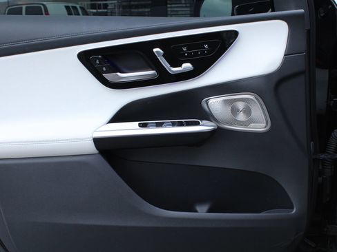 Used 2024 Mercedes-Benz GLC 300 4MATIC image 9