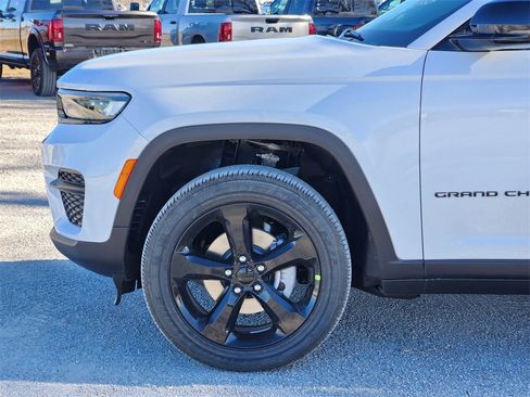 New 2025 Jeep Grand Cherokee Altitude image 6
