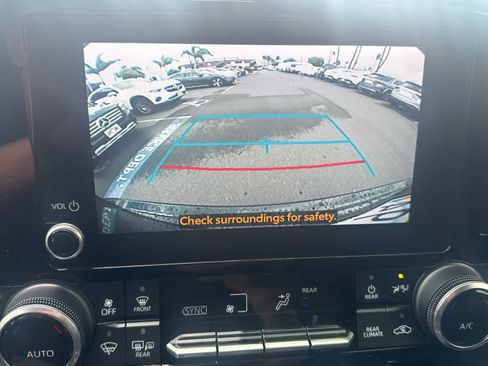 Used 2023 Toyota Highlander XLE FWD image 16