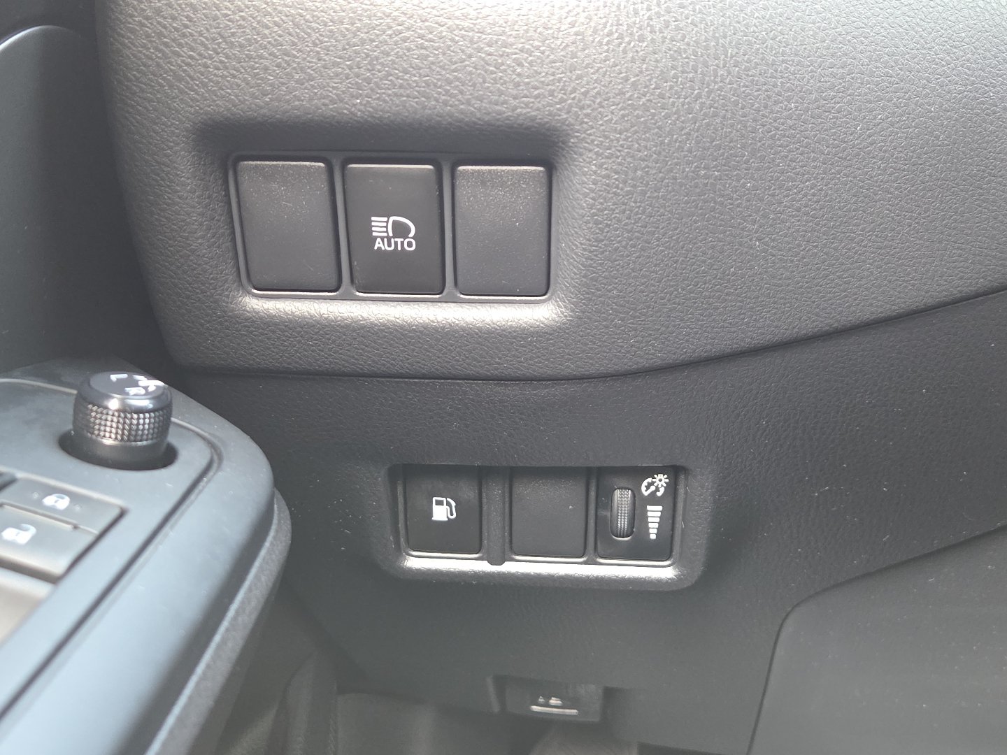 Used 2019 Toyota C-HR LE FWD image 30