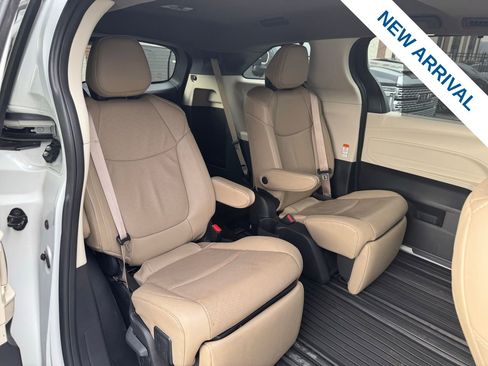 Used 2024 Toyota Sienna Limited image 11