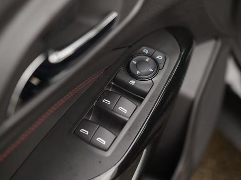Used 2025 Chevrolet Trax RS w/ Sunroof Package FWD image 24