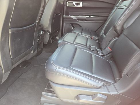 Used 2020 Ford Explorer XLT w/ Equipment Group 202A AWD/4WD image 32